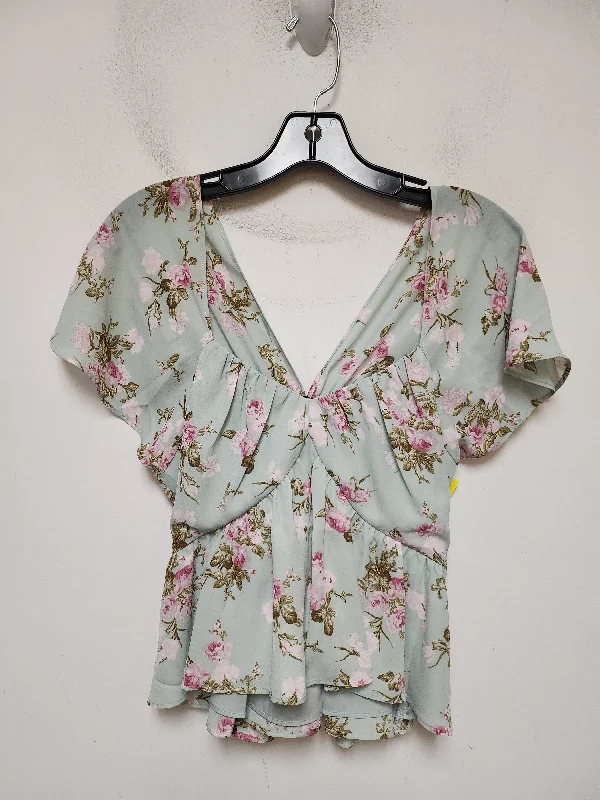 women's tops for those who want to wear versatile pieces that can be dressed up or downTop Short Sleeve By Express In Floral Print, Size: M